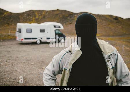 L'uomo senza volto oltre un Camper Foto Stock