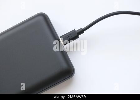KIEV, UCRAINA - 4 MAGGIO 2022 batteria Powerbank portatile con logo di Belkin International, produttore americano di elettronica di consumo specializzata in dispositivi di connettività Foto Stock