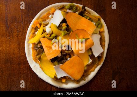 Pizza con rucola, zucca, funghi e mozzarella. Foto Stock