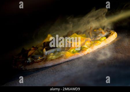Pizza con rucola, zucca, funghi e mozzarella. Foto Stock