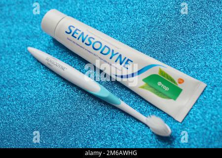 KIEV, UCRAINA - 4 MAGGIO 2022 Sensodyne fluoro o fluor è un dentifricio al fluoro che aiuta a proteggere contro la sensibilità dei denti Foto Stock