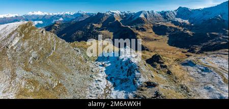 Col de Cou, vista in Val Rechy con l'Ar du Tsan, vista aerea, Nax, Vallese, Svizzera Foto Stock