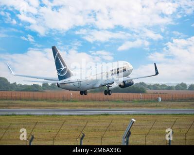 Bucarest, Romania - Agosto 2022: Un velivolo TAROM BOEING 737-700 che vola contro il cielo blu chiaro. L'aereo parte dall'aeroporto internazionale Henry Coanda ai Foto Stock