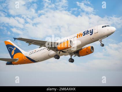 Bucarest, Romania - Settembre 2022: HiSky Airways Airbus A320-200 che vola contro il cielo blu. L'aereo decoltra dall'Aeroporto Internazionale Henry Coanda Foto Stock