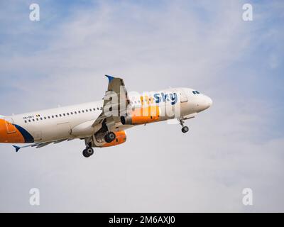 Bucarest, Romania - Settembre 2022: HiSky Airways Airbus A320-200 che vola contro il cielo blu. L'aereo decoltra dall'Aeroporto Internazionale Henry Coanda Foto Stock