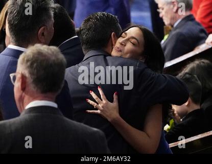 Washington, Stati Uniti. 03rd Jan, 2023. Il Rep. Alexandria Ocasio-Cortez, D-NY, abbraccia un altro rappresentante il primo giorno del 118th° Congresso al Campidoglio degli Stati Uniti a Washington, DC martedì 3 gennaio 2023. Foto di Ken Cedeno/UPI Credit: UPI/Alamy Live News Foto Stock