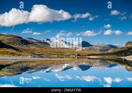 Montagne riflesse nel lago Bygdin, Jotunheimen National Park, Norvegia Foto Stock