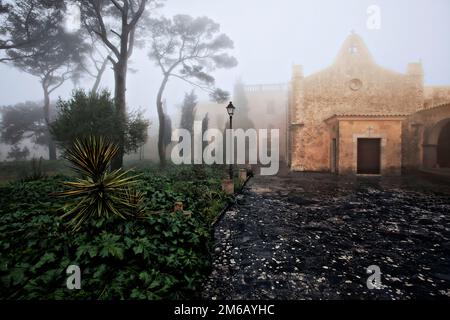 Monastero francescano Santuari de nostra Senyora de cura sulla cima di Puig de Randa, Maiorca, Spagna Foto Stock