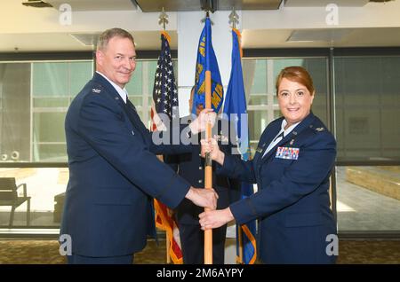 Terry McClain, comandante dell'ala dell'ascensore 433rd, presenta il guidon al col. Michelle Van Sickle durante la cerimonia di assunzione del comando del gruppo medico 433rd al Wilford Hall Ambulatory Surgical Center, Joint base San Antonio-Lackland, Texas, 14 maggio 2022. Van Sickle era precedentemente il comandante dello squadrone di evacuazione di Aeromedical 914th alla stazione dell'aria di riserva di Niagara Falls, New York. Foto Stock