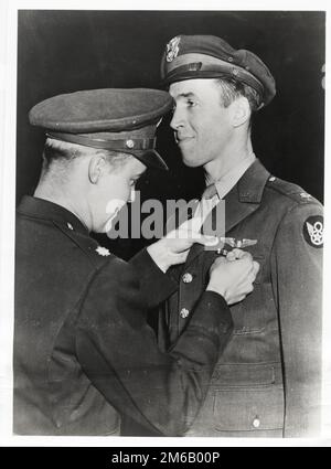 James C. Stewart riceve la distinta Croce volante dal Lt.col. Potts, per un attacco di bombardieri a Brunswick, Germania nel 1944 la star del movimento James Jimmy Stewart riceve un premio militare. Foto Stock