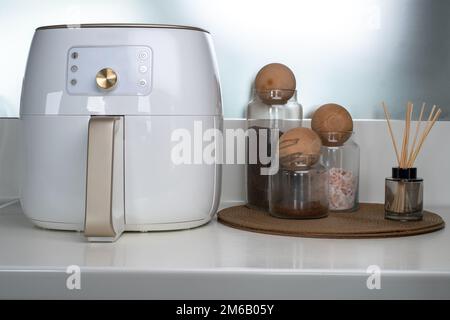 Friggitrice nella moderna cucina casalinga, e il concetto di cucina. Foto Stock