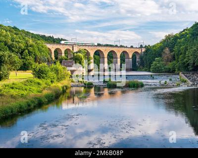 Viadotto Limmritz, ponte ferroviario sul fiume Zschopau, Doebeln, Sassonia, Germania Foto Stock