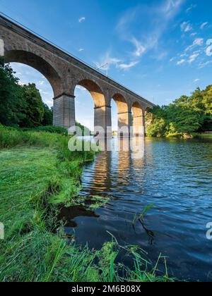Viadotto Limmritz, ponte ferroviario sul fiume Zschopau, Doebeln, Sassonia, Germania Foto Stock