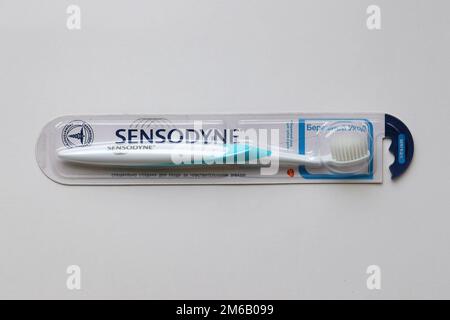 KIEV, UCRAINA - 4 MAGGIO 2022 nuovo spazzolino Sensodyne per denti sensibili che aiuta a proteggere contro la sensibilità dei denti Foto Stock
