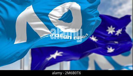Melbourne, AU, 2022 dicembre: Le bandiere australiane e australiane sventolano insieme. L'Australian Open è un torneo di tennis che si tiene ogni anno a Melbourne. Foto Stock