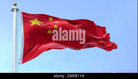 Vista ravvicinata della bandiera cinese che sventola in una giornata limpida. La Repubblica popolare cinese è un paese dell'Asia orientale. Illustrazione realistica in 3D Foto Stock