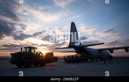 STATI UNITI I militari su un carrello elevatore 10K per tutti i terreni e una pala Halvorsen 25K assegnata alla 621st Contingency Response Wing scaricano pallet di carico da un C-130 Hercules nell'Europa orientale, 21 aprile 2022. Il CRW del 621st ha recentemente implementato Airmen come elemento di risposta alle emergenze per spostare le risorse a supporto degli Stati Uniti Operazioni di comando europee. Foto Stock