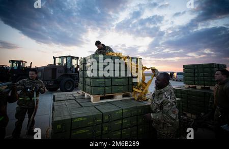 621st Risposta di contingenza gli Airmen della Wing e i membri del servizio dell'esercito britannico rimuovono le cinghie dal carico nell'Europa orientale, 21 aprile 2022. Insieme alle nazioni partner e agli alleati, 621st CRW Airmen consegnarono il carico alle operazioni a sostegno degli Stati Uniti Comando europeo. Foto Stock