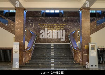 Scritta, citazione Karl Marx, scala, foyer, edificio principale, Humboldt University, Unter den Linden, Mitte, Berlino, Germania Foto Stock