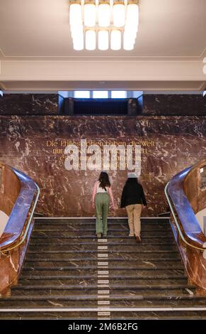 Scritta, citazione Karl Marx, scala, foyer, edificio principale, Humboldt University, Unter den Linden, Mitte, Berlino, Germania Foto Stock