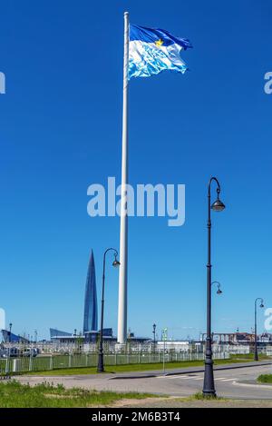 La bandiera della squadra di calcio Zenit su un flagpole, svolazzando nel vento, contro il cielo Foto Stock