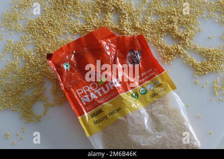 Mumbai, India, gennaio 01 2023: Giallo moong dal in una pro natura imballaggio arancione organico. Foto Stock