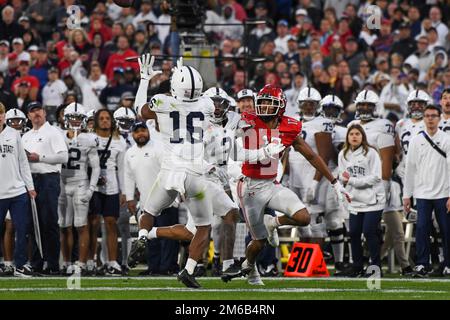 Penn state Nittany Lions Safety Ji'Ayir Brown (16) intercetta la palla durante la partita del Rose Bowl contro gli Utah Utes lunedì 2 gennaio 2023 a Pasa Foto Stock