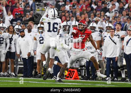 Penn state Nittany Lions Safety Ji'Ayir Brown (16) intercetta la palla durante la partita del Rose Bowl contro gli Utah Utes lunedì 2 gennaio 2023 a Pasa Foto Stock