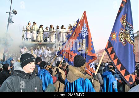 I Paraders marciano nella Parata annuale dei tre Re (Epifania) il 06 gennaio 2011 a Varsavia, Polonia. Foto Stock