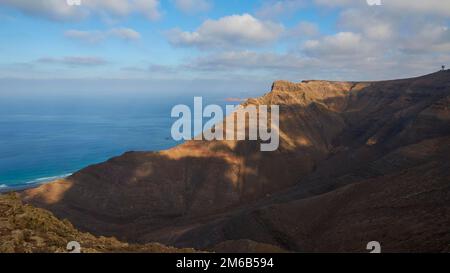 Ermita de las Nieves, vista dall'Ermita alle isole nel nordovest a.o. La Graciosa, nella montagna costiera in primo piano, luce e ombra Foto Stock