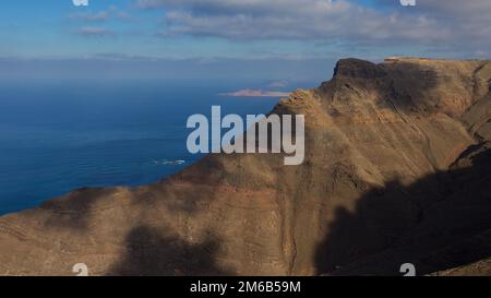 Ermita de las Nieves, vista dall'Ermita alle isole nel nordovest a.o. La Graciosa, nella montagna costiera in primo piano, luce e ombra Foto Stock