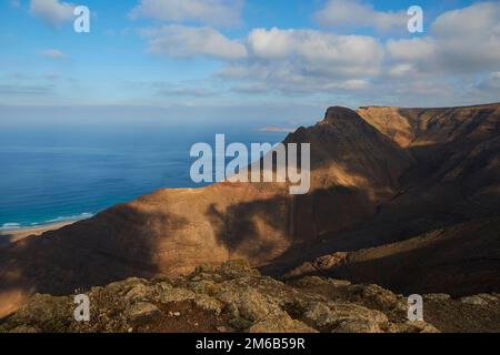 Ermita de las Nieves, vista dall'Ermita alle isole nel nordovest a.o. La Graciosa, nella montagna costiera in primo piano, luce e ombra Foto Stock