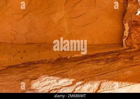 Ruin maschera verde. Backpacking in Grand Gulch e la visualizzazione delle abitazioni Anasazi e arte rupestre Vicino a Blanding, Utah, Stati Uniti. Foto Stock