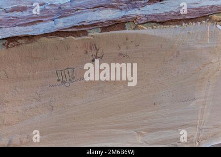 Ruin maschera verde. Backpacking in Grand Gulch e la visualizzazione delle abitazioni Anasazi e arte rupestre Vicino a Blanding, Utah, Stati Uniti. Foto Stock