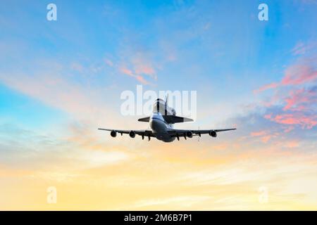 Space Shuttle Discovery su un aeromobile Shuttle Carrier (SCA). Miglioramento digitale da un'immagine di dominio pubblico. Foto Stock