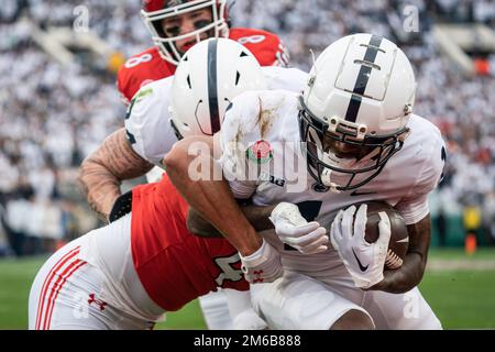 I Lions di Penn state Nittany che corrono indietro Kaytron Allen (13) sono affrontati da JaTravis Broughton (4), capocampante dello Utah Utes, durante il Rose Bowl di calcio del 109th Foto Stock