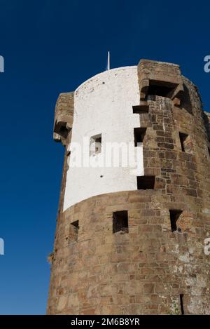 Torre rotonda martello situata sulla costa orientale di Jersey, Isole del canale a le Hocq. Torri martello furono costruite per la difesa dai francesi. Foto Stock