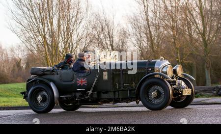Tre uomini in un'auto d'epoca Bentley 4,5 Blower del 1936 Foto Stock