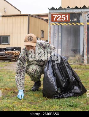 SILVERDALE, Washington (22 aprile 2022) – Electrician’s Mate (Nuclear) 1st Class Tara Moran, di Barnstable, Mass., partecipa a una pulizia presso Trident Refit Facility, Bangor (TRFB), in occasione della Giornata della Terra 2022. La pulizia della Giornata della Terra 2022 è stata ospitata come uno sforzo per contribuire a proteggere l'ambiente e promuovere la gestione nell'area locale. TRFB sostiene la missione di deterrenza strategica della nazione riparando, revisionando in modo incrementale e modernizzando i sottomarini missilistici balistici strategici della Pacific Fleet durante le operazioni di refit. Foto Stock