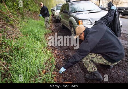 SILVERDALE, Washington (22 aprile 2022) – Mate di Machinist (ausiliario) 2nd Classe George Brown di Hammond, Pa., partecipa a una pulizia presso la struttura di Trident Refit, Bangor (TRFB), in occasione della Giornata della Terra 2022. La pulizia della Giornata della Terra 2022 è stata ospitata come uno sforzo per contribuire a proteggere l'ambiente e promuovere la gestione nell'area locale. TRFB sostiene la missione di deterrenza strategica della nazione riparando, revisionando in modo incrementale e modernizzando i sottomarini missilistici balistici strategici della Pacific Fleet durante le operazioni di refit. Foto Stock