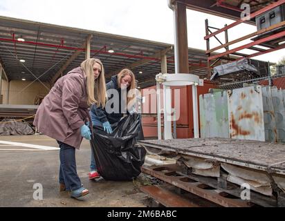 SILVERDALE, Washington (22 aprile 2022) – Glenda Sippel (a sinistra), analista del programma presso Trident Refit Facility, Bangor (TRFB), e Kimberly Perdue, responsabile delle risorse presso TRFB, partecipano a una ripulitura al TRFB in occasione del giorno della Terra 2022. La pulizia della Giornata della Terra 2022 è stata ospitata come uno sforzo per contribuire a proteggere l'ambiente e promuovere la gestione nell'area locale. TRFB sostiene la missione di deterrenza strategica della nazione riparando, revisionando in modo incrementale e modernizzando i sottomarini missilistici balistici strategici della Pacific Fleet durante le operazioni di refit. Foto Stock