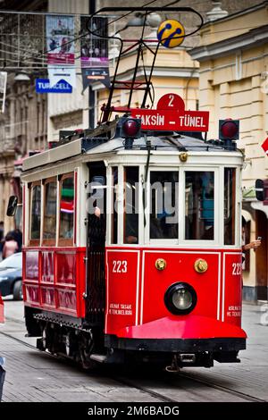 Tram d'epoca rosso su via Taksim Istiklal Foto Stock