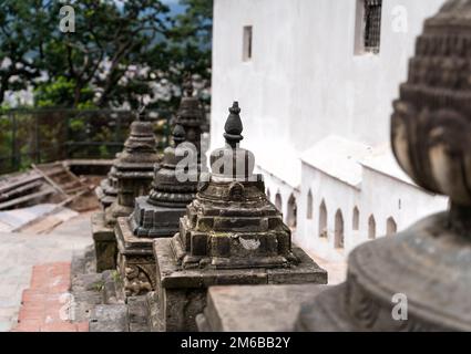 Piccoli stupa di pietra buddhisti a Swayambhunath Stupa o tempio delle scimmie, Kathmandu, Nepal. Foto Stock