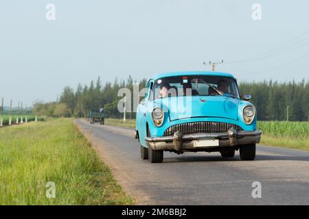 Blue American auto classica in viaggio sulla strada nella campagna di Cuba Foto Stock