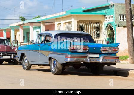 Parcheggiato auto d'epoca blu americana a Santa Clara Cuba Foto Stock