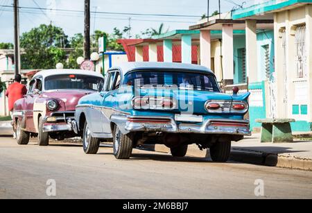 Blue American auto classica parcheggiata sulla strada nella campagna di Cuba Foto Stock