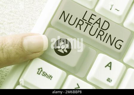 Scrittura manuale Lead Nurturing. Metodo di presentazione aziendale per costruire un rapporto con i potenziali clienti Foto Stock