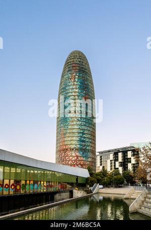 Museo del Design di Barcellona (Museu del Disseny) e Torre Glòries dell'architetto Jean Nouvel durante l'inverno 2022 Foto Stock