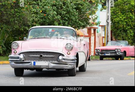 Auto d'epoca rosa a Cuba Varadero Foto Stock