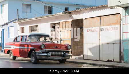 Arancione auto classica in campagna da Cuba Santa Clara Foto Stock